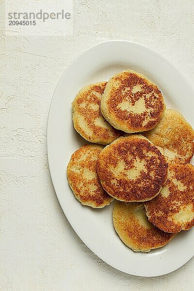 Chvishtari  Maismehltortillas mit Käse  Gebäck  georgische Küche  Mchadi  hausgemacht  Draufsicht  auf einem Holztisch  keine Personen