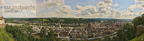 Blick über die historische Altstadt von Passau von der Veste Oberhaus  Bayern  Deutschland  Europa