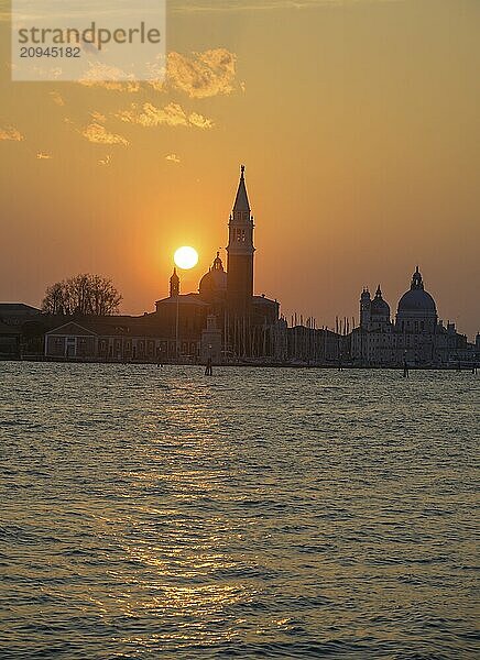 Sonnenuntergang Blick zum Campanile di San Maggiore  Venedig  Metropolitanstadt Venedig  Italien  Europa