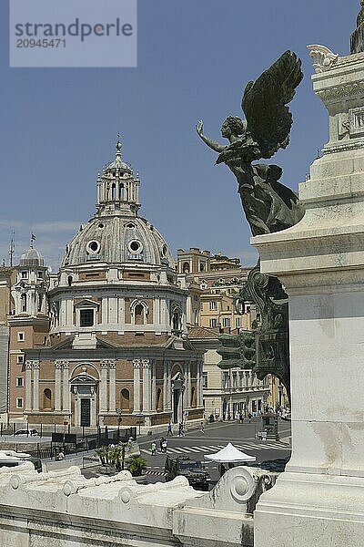 Blick vom Monumento Vittorio Emanuele II  Piazza Venezia  auf die Kirche Santa Maria di Loreto  Rom  Italien  Europa