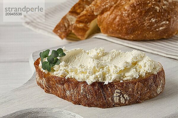 Sandwich  mit Frischkäse  hausgemacht  auf einem Schneidebrett  rustikal  ohne Menschen  selektiver Fokus  Frühstück