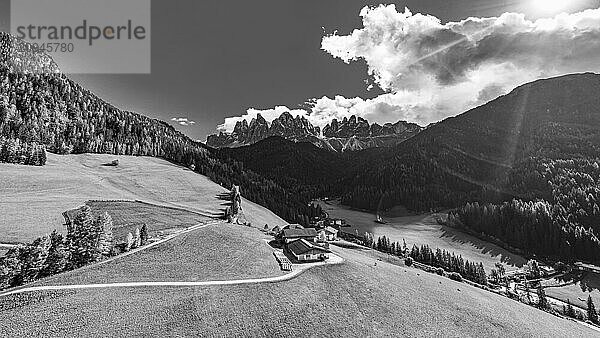 Bauernhof und Almwiesen  hinten die Gipfel der Geislergruppe  Drohnenaufnahme  Schwarz-Weißaufnahme  Sankt Magdalena  Villnößtal  Dolomiten  Autonome Provinz Bozen  Südtirol  Italien  Europa