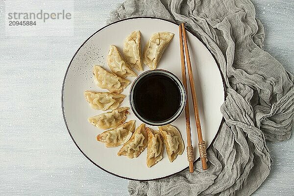 Japanische Gyoza Knödel  gebraten  mit Soße  Draufsicht  ohne Personen  getönt  selektiver Fokus