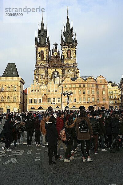 Die Teynkirche  eine roemisch-katholische Kirche im gotischen Stil in der Prager Altstadt am Altstaedeter Ring  Prag  Tschechien  Europa