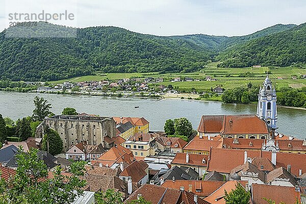 Blick von der Burg Dürnstein im Frühling  Dürnstein  Fluss Danubia  Wachau  Österreich  Europa