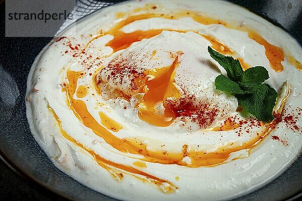 Cilbir  traditionelles türkisches Frühstück  türkische Eier mit Joghurt und Butter  hausgemacht  ohne Menschen