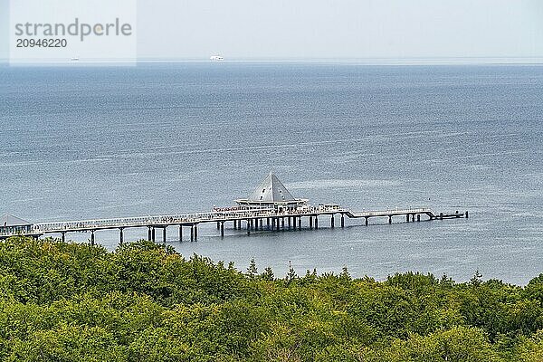 Blick vom Baumwipfelpfad Usedom zur Seebrücke von Heringsdorf  Ostseebad Heringsdorf  Insel Usedom  Mecklenburg-Vorpommern  Deutschland  Europa