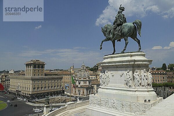 Blick vom Monumento Vittorio Emanuele II  Piazza Venezia  auf die Reiterstatue des Vittorio Emanuele und die Prefettura  Rom  Italien  Europa