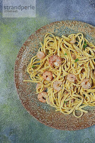 Spaghetti mit Garnelen  in Sahnesauce  Ansicht von oben  ohne Personen