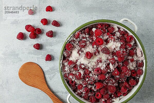 Frische Himbeere  bedeckt mit Kristallzucker  Zubereitung von Marmelade  Ansicht von oben  ohne Personen