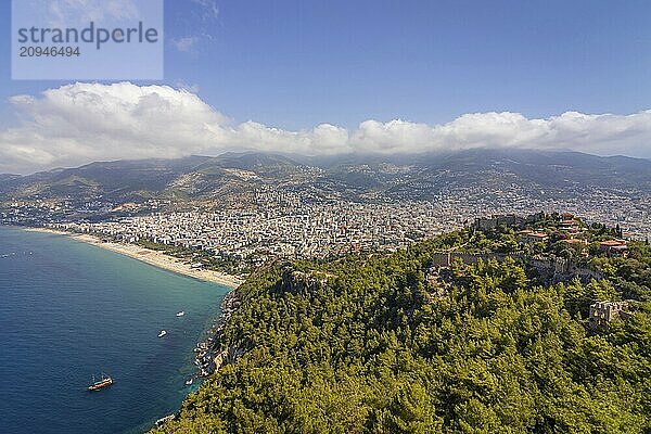 Von der auf einer Halbinsel vorgelagerten Burg hat man einen Rundumblick über die Stadt Alanya und auf den weltweit bekannten Strand Kleopatra Beach .  Alanya  Antalya  Türkei  Asien