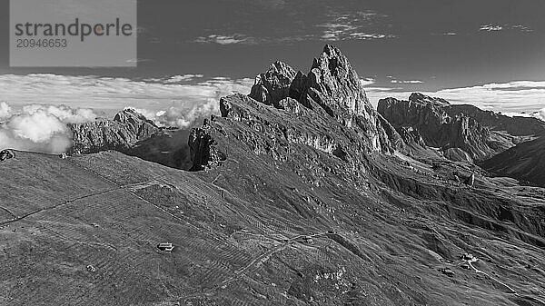 Die Gipfel Sas Rigais und Furchetta der Geislergruppe  Drohnenaufnahme  Schwarz-Weißaufnahme  Grödnertal  Dolomiten  Autonome Provinz Bozen  Südtirol  Italien  Europa