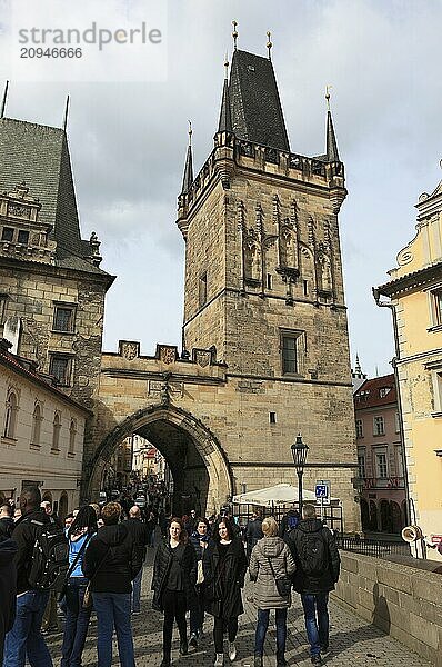 Der Brueckenturm von der Karlsbruecke auf der Kleinseite  Prag  Tschechien  Europa