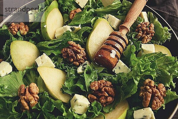 Keto Salat  Birne mit Blauschimmelkäse und Walnuss  selektiver Fokus  keine Menschen  Nahaufnahme