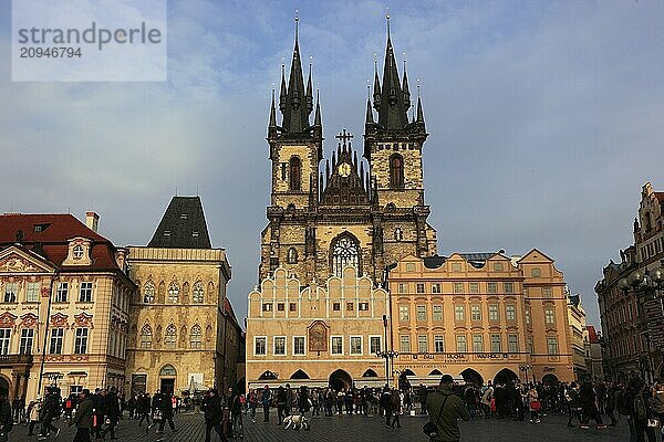 Die Teynkirche  eine roemisch-katholische Kirche in der Prager Altstadt am Altstaedeter Ring  links der Palais Kinsky  in der Mitte das Haus zur Steinernen Glocke  Prag  Tschechien  Europa