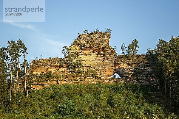 Naturdenkmal Büttelsfelsen Dahn in der Abendsonne. Bei dem markanten Felsmassiv handelt es sich um ein Buntsandsteinriff im Dahner Felsenland