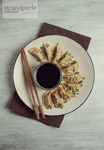 Japanische Gyoza Knödel  gebraten  mit Soße  Draufsicht  ohne Personen  getönt  selektiver Fokus