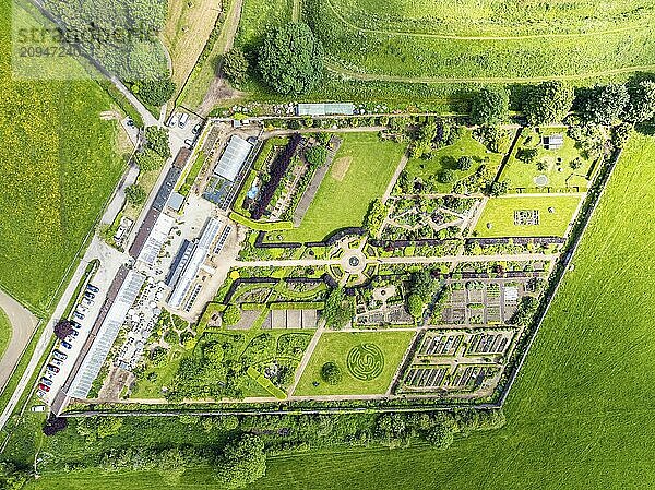 Helmsley Castle aus einer Drohne  North York Moors National Park  North Yorkshire  England  Großbritannien  Europa