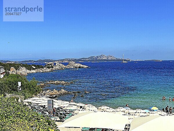 Badestrand  schöne Bucht  Felsen  Sardinien  Italien  Europa