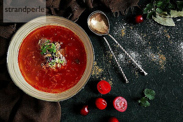 Traditionelles georgisches Gericht scharfe Tomate  Kharcho Suppe  auf dunklem Hintergrund  ohne Menschen  Ansicht von oben