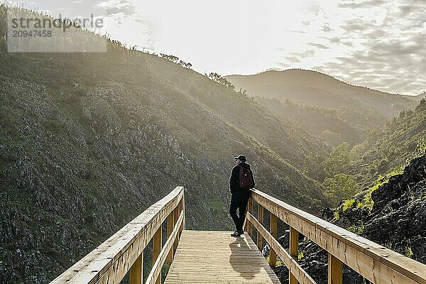 Ein Mann betrachtet die Schönheit der Berge von der Uferpromenade in Alferce  Algarve  Portugal  Europa