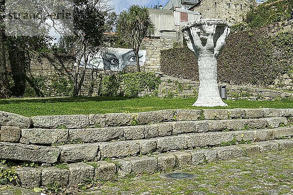 Sehenswürdigkeit Parque de las Virtudes  öffentlicher Park  Grünanlage  Erholung  Skulptur und Treppen  Graffiti  Streetart  Augen einer Frau  Porto  Portugal  Europa