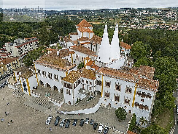 Luftaufnahme eines großen historischen Schlosses mit markanten Doppelkegeltürmen und orangeroten Dächern  Königspalast  Palácio Nacional de Sintra  ?Nationalpalast  Sintra  Lissabon  Portugal  Europa