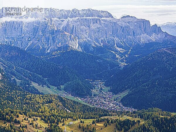 Die Gipfel der Sellagruppe  unten das Dorf Wolkenstein  Drohnenaufnahme  Grödnertal  Dolomiten  Autonome Provinz Bozen  Südtirol  Italien  Europa