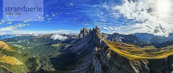 Die Gipfel Sas Rigais und Furchetta der Geislergruppe  Weitwinkel-Panoramaaufnahme  Drohnenaufnahme  Grödnertal  Dolomiten  Autonome Provinz Bozen  Südtirol  Italien  Europa