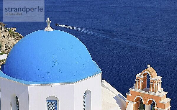 Griechenland  Griechische Inseln Kreuzfahrt. Panoramablick auf das Meer von der oberen Aussicht von Oia  Europa