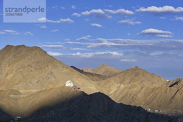 Das Kloster Namgyal Tsemo Gompa auf dem Tsenmo-Hügel  ein Aussichtspunkt über Leh  Ladakh  Jammu und Kaschmir  Indien  Asien