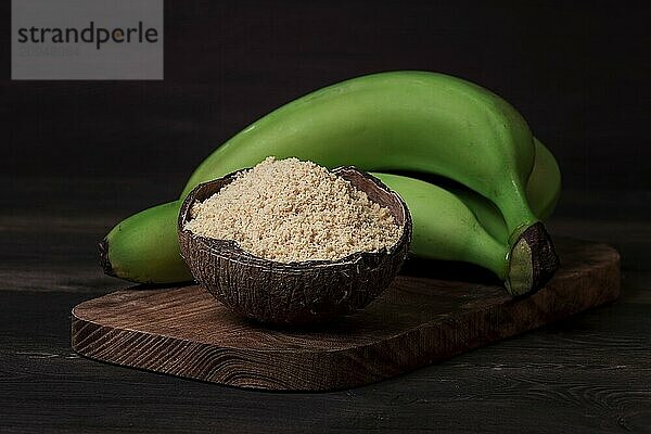 Grünes Bananenmehl  auf einem Holztisch  gesunde Ernährung  selektiver Fokus  rustikaler Stil  horizontal  keine Menschen  Pflanzenmehl  glutenfrei  Platano Bananen  grüne Bananen  Lifestyle  Kochen