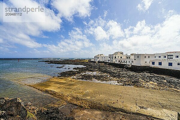 Schöne Landschaft von Orzola mit weißer Architektur und Booten  Lanzarote  Kanarische Inseln  Spanien  Europa