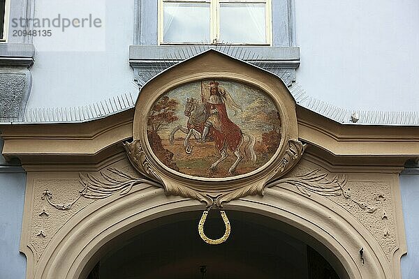 Altes historisches Bildnis über einen Eingang im Stadtteil Prager Kleinseite  Prag  Tschechien  Europa