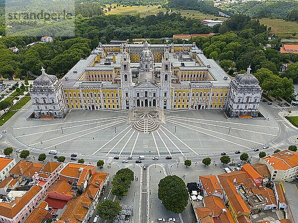 Historischer Palast in beeindruckender Symmetrie als Luftaufnahme eingefangen  von grüner Vegetation umgeben  Luftaufnahme  Palast  Palácio Nacional de Mafra  Lissabon  Lisboa  Portugal  Europa