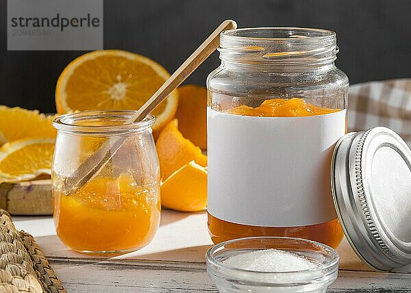 Vorderansicht eines durchsichtigen Glases mit Orangenmarmelade