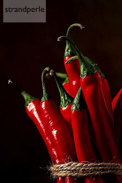 Bunch of red hot chili pepper  close up  auf einem dunklen Hintergrund  selektiver Fokus  keine Menschen  Konzept  Lebensmittel Hintergrund  getönten Bild