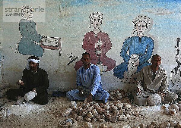 Arbeiter in einer Alabasterfabrik  Afrika  Ägypten  in Luxor  West-Luxor  Afrika