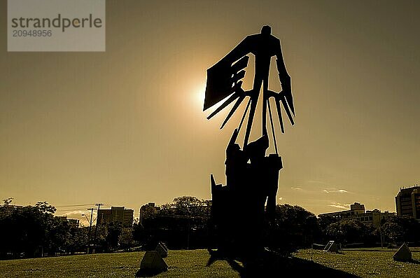 Porto Alegre  Rio Grande do Sul  Brasilien  29. März 2021: Schönes Silhouettenfoto des Denkmals der Azoren bei Sonnenuntergang  Südamerika