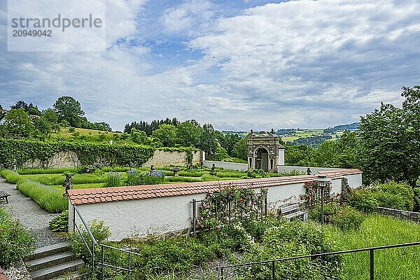 Blick auf den Garten von Schloss Neuburg am Inn  Bayern  Deutschland  Europa