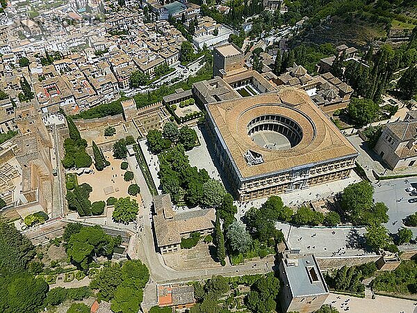 Historische Stadt mit markantem Rundbau  umgeben von Bäumen und Straßen  Vogelperspektive bei sonnigem Wetter  Luftaufnahme  Alhambra  Andalusien  Granada  Spanien  Europa