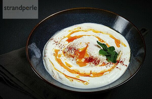 Cilbir  traditionelles türkisches Frühstück  türkische Eier mit Joghurt und Butter  hausgemacht  ohne Menschen