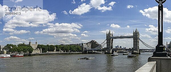 Eine Ansicht der Tower Bridge und des Tower of London  London  England  Großbritannien  Europa