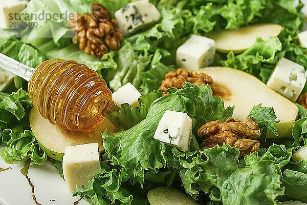 Keto Salat  Birne mit Blauschimmelkäse und Walnuss  selektiver Fokus  keine Menschen  Nahaufnahme