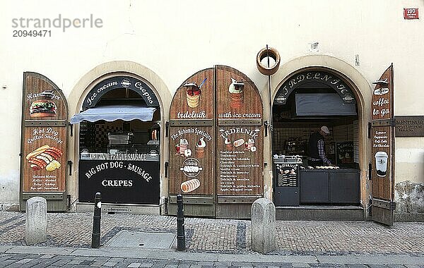 Cafe  Baeckerei  Bistro in der Altstadt  Prag  Tschechien  Europa