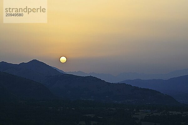 Blick auf die Berge bei Sonnenuntergang  Sepino  Molise  Italien  Europa