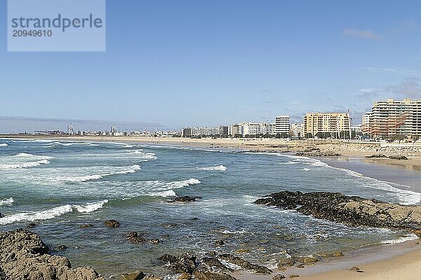 Stadtansicht mit Sandstrand und Brandung im Atlantik  Sehenswürdigkeit She Changes  Rotunda da Anémona  Skulptur der Künstlerin Janet Echelman an der Strandpromenade am Strand Praia de Matosinhos in Matosinhos  Region Norte  Distrikt Porto  Portugal  Europa