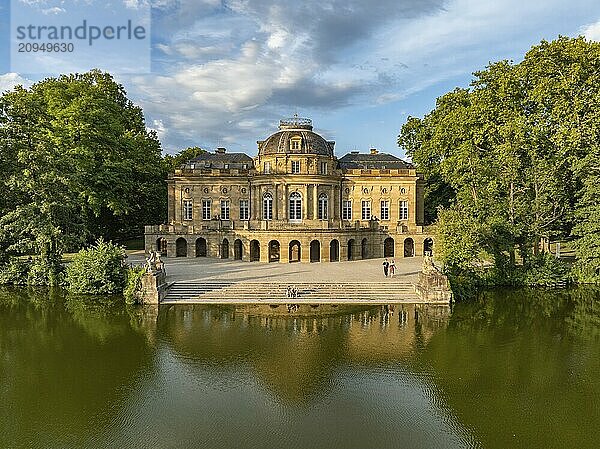 Seeschloss Monrepos spiegelt sich im Eglosheimer See  Luftbild  Ludwigsburg  Baden-Württemberg  Deutschland  Europa