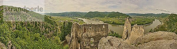 Blick von der Burg Dürnstein im Frühling  Dürnstein  Fluss Danubia  Wachau  Österreich  Europa