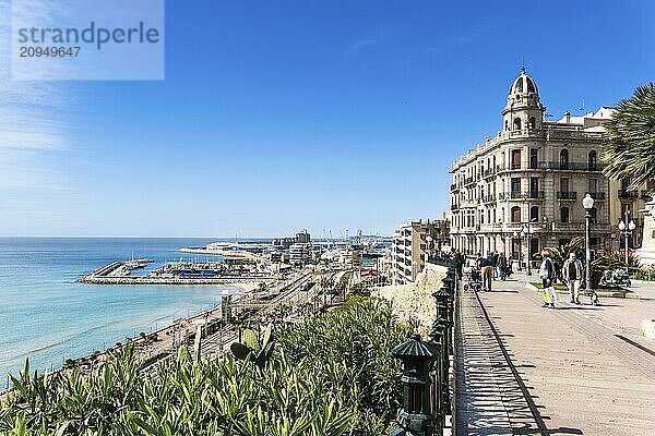 Blick vom Aussichtspunkt Balcó del Mediterrani auf die Bucht und Hafen von Tarragona  Spanien  Europa